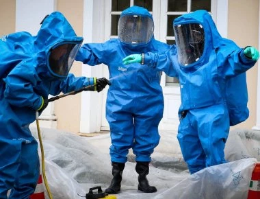 Δυνάμεις της ΕΜΑΚ έξω από το Αστυνομικό Μέγαρο Χανίων εφάρμοσαν το πρωτόκολλο ραδιοβιοχημικής απειλής (φώτο-βίντεο)